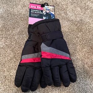 Tru fit woman's ski gloves one size fits all.  New with tags!